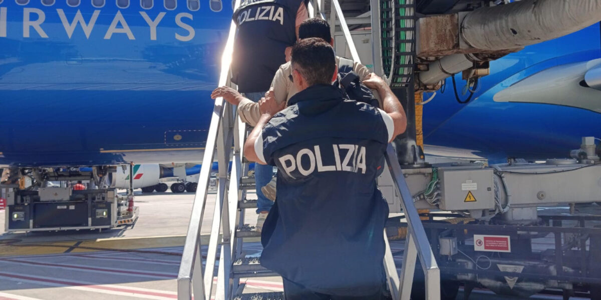 Crotone, stretta sull’immigrazione clandestina: la polizia rimpatria un 39enne extracomunitario