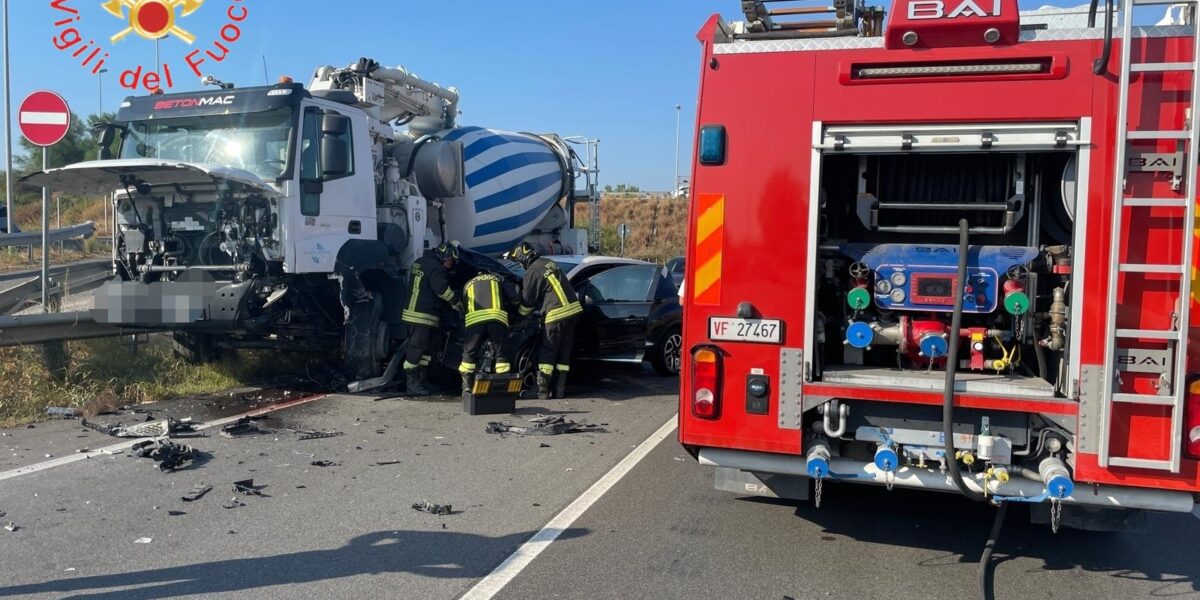 Scontro tra tre mezzi sulla Statale 106: strada chiusa a Simeri Crichi per alcune ore