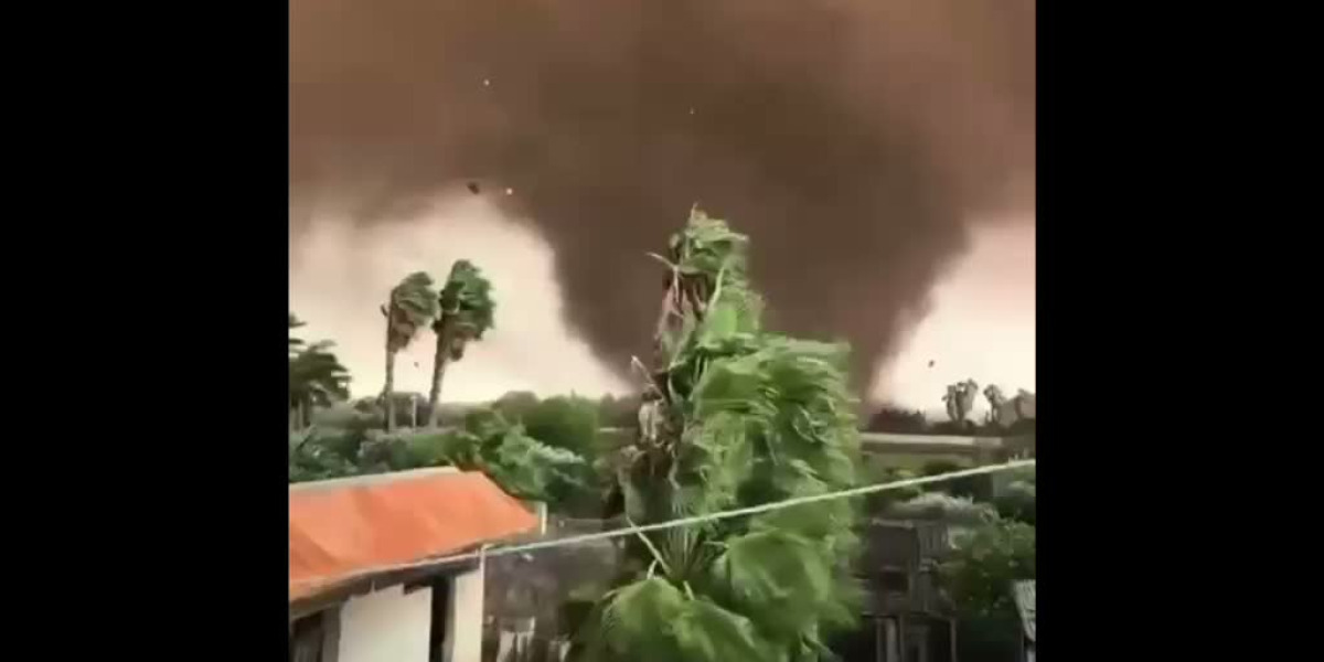 trombe marine nel trapanese colpita una scuola a marsala auto in un burrone a petrosino video da Gazzettadelsud.it trombe marine nel trapanese colpita una scuola a marsala auto in un burrone a petrosino video