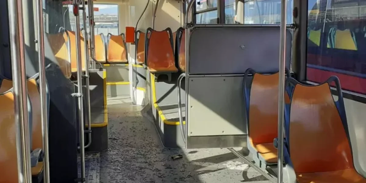 lanciato un oggetto pesante dal cavalcavia contro un bus ferita una passeggera a catania da Gazzettadelsud.it lanciato un oggetto pesante dal cavalcavia contro un bus ferita una passeggera a catania