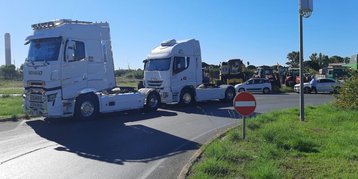 la protesta contro il caro carburanti anav sicilia a rischio da luned236 i bus di linea confermato ad oltranza fermo nell isola da Gazzettadelsud.it la protesta contro il caro carburanti anav sicilia a rischio da luned236 i bus di linea confermato ad oltranza fermo nell isola