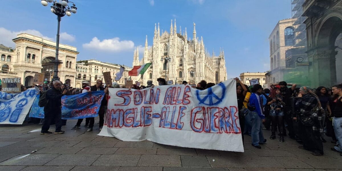 milano scontri al corteo contro il carovita sassi e bombe carta contro la polizia da Gazzettadelsud.it milano scontri al corteo contro il carovita sassi e bombe carta contro la polizia