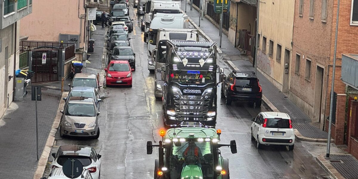 blocchi dei tir il governo teme infiltrazioni criminali la preoccupazione della premier da Gazzettadelsud.it blocchi dei tir il governo teme infiltrazioni criminali la preoccupazione della premier