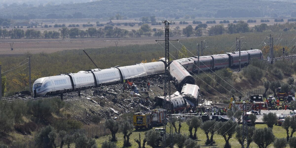 disastro ferroviario in spagna cinque italiani coinvolti dispersa una donna di pistoia salvo un passeggero di cosenza da Gazzettadelsud.it disastro ferroviario in spagna cinque italiani coinvolti dispersa una donna di pistoia salvo un passeggero di cosenza
