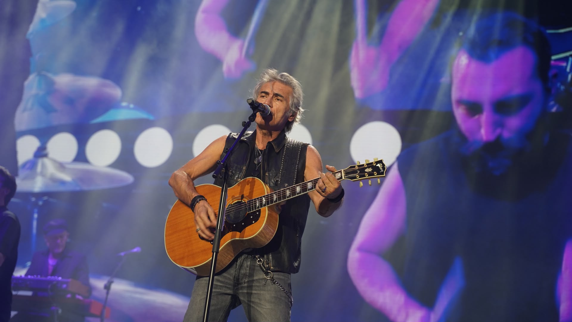 Il boato del PalaRescifina per Ligabue: Messina balla sul mondo per i ...