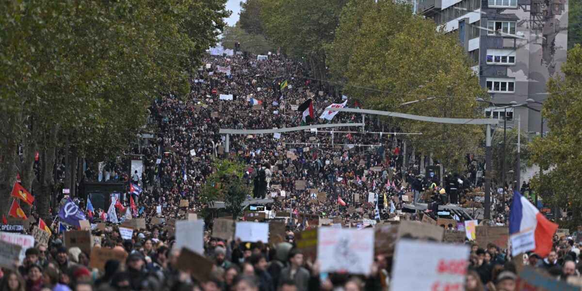 una marea di manifestanti in francia ma il caos del 17 ottobre non si ripete da Gazzettadelsud.it una marea di manifestanti in francia ma il caos del 17 ottobre non si ripete