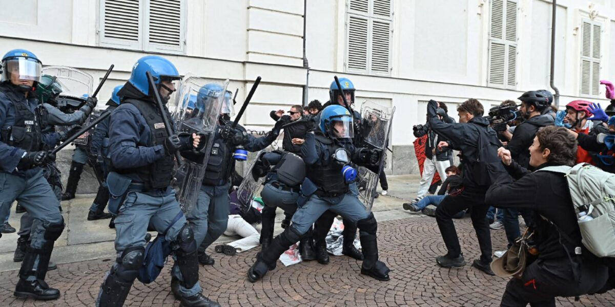 proteste tensione a torino e cariche della polizia scontri anche a milano da Gazzettadelsud.it proteste tensione a torino e cariche della polizia scontri anche a milano