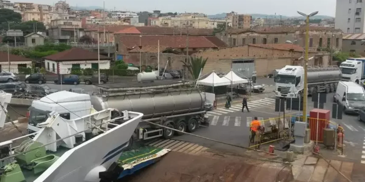 https://assets.gazzettadelsud.it/2026/10/Protesta-Tir-regolare-traghettamento-tra-Calabria-e-Sicilia-1200x600.webp