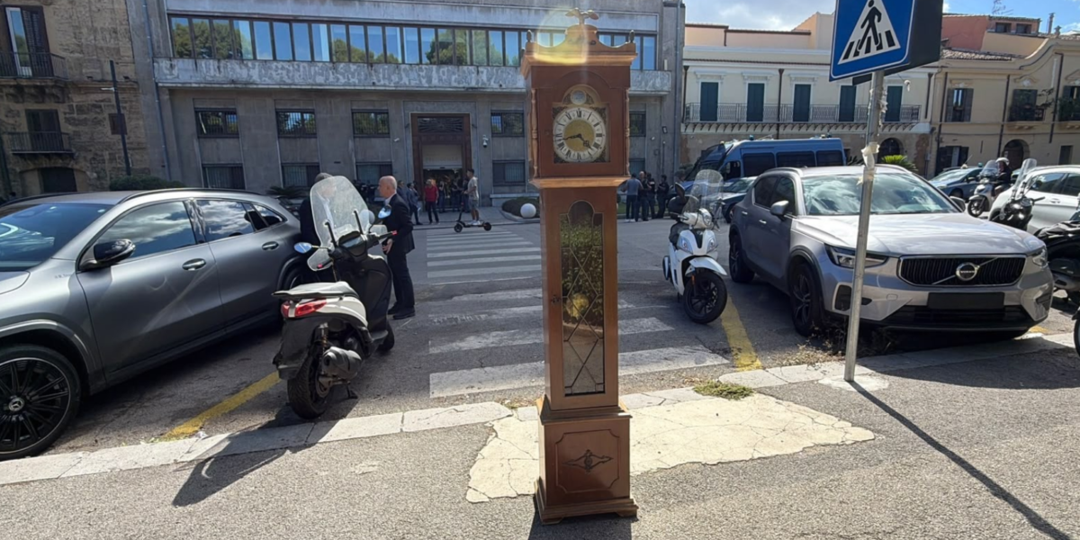 palermo centrosinistra in piazza contro schifani si dimetta e spunta un pendolo di protesta da Gazzettadelsud.it palermo centrosinistra in piazza contro schifani si dimetta e spunta un pendolo di protesta