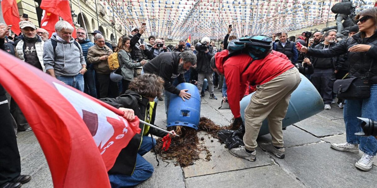 sciopero generale migliaia in piazza in oltre 50 citt224 tensioni a torino blocchi nei porti e cortei da milano a palermo da Gazzettadelsud.it sciopero generale migliaia in piazza in oltre 50 citt224 tensioni a torino blocchi nei porti e cortei da milano a palermo