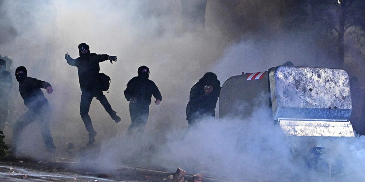 incitavano alla violenza sui social durante i cortei 60 perquisizioni in 23 citt224 da Gazzettadelsud.it incitavano alla violenza sui social durante i cortei 60 perquisizioni in 23 citt224