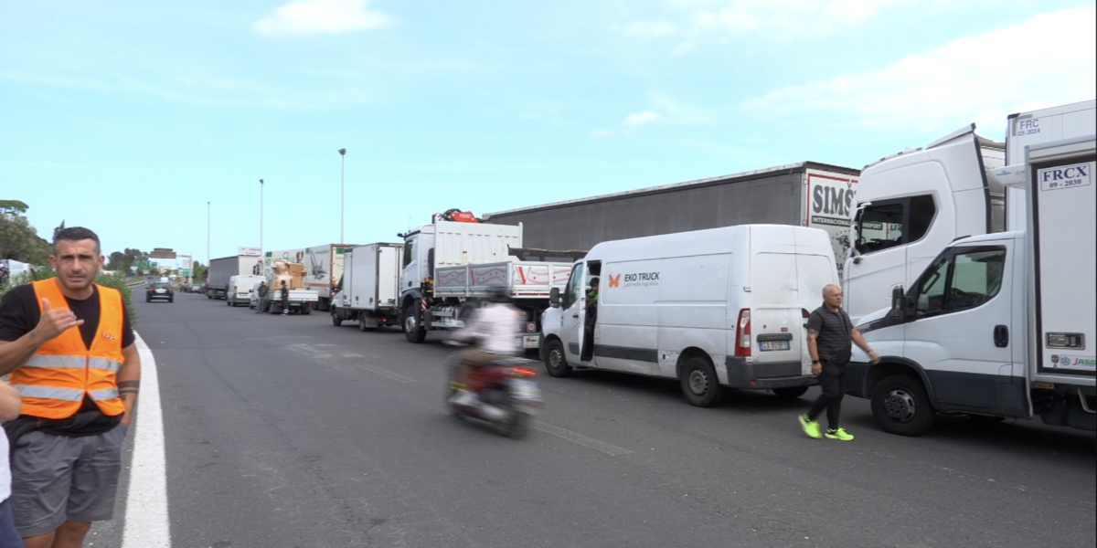 Protesta autotrasportatori a Messina, secondo giorno di blocco ai ...