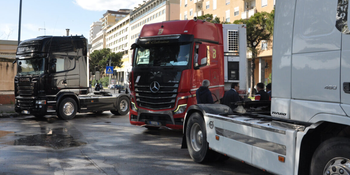caro carburanti e proteste in sicilia i camionisti si fermano fino al 20 ottobre rischio banchi vuoti nei supermercati da Gazzettadelsud.it caro carburanti e proteste in sicilia i camionisti si fermano fino al 20 ottobre rischio banchi vuoti nei supermercati