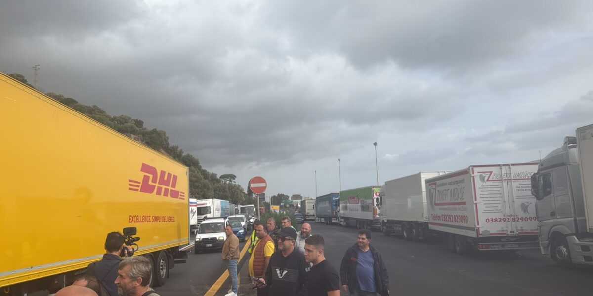 spaccatura tra i camionisti siciliani il cts basta minacce e gomme tagliate vogliamo lavorare resta il blocco a tremestieri da Gazzettadelsud.it spaccatura tra i camionisti siciliani il cts basta minacce e gomme tagliate vogliamo lavorare resta il blocco a tremestieri