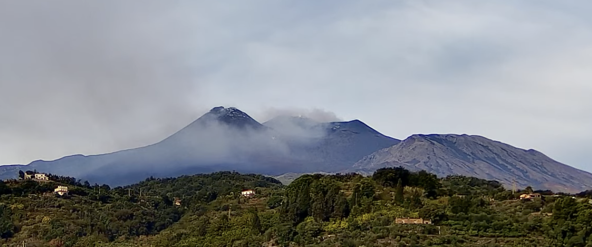 etna forte degassamento dal cratere di nord est e tremore in aumento l aeroporto di catania resta operativo da Gazzettadelsud.it etna forte degassamento dal cratere di nord est e tremore in aumento l aeroporto di catania resta operativo