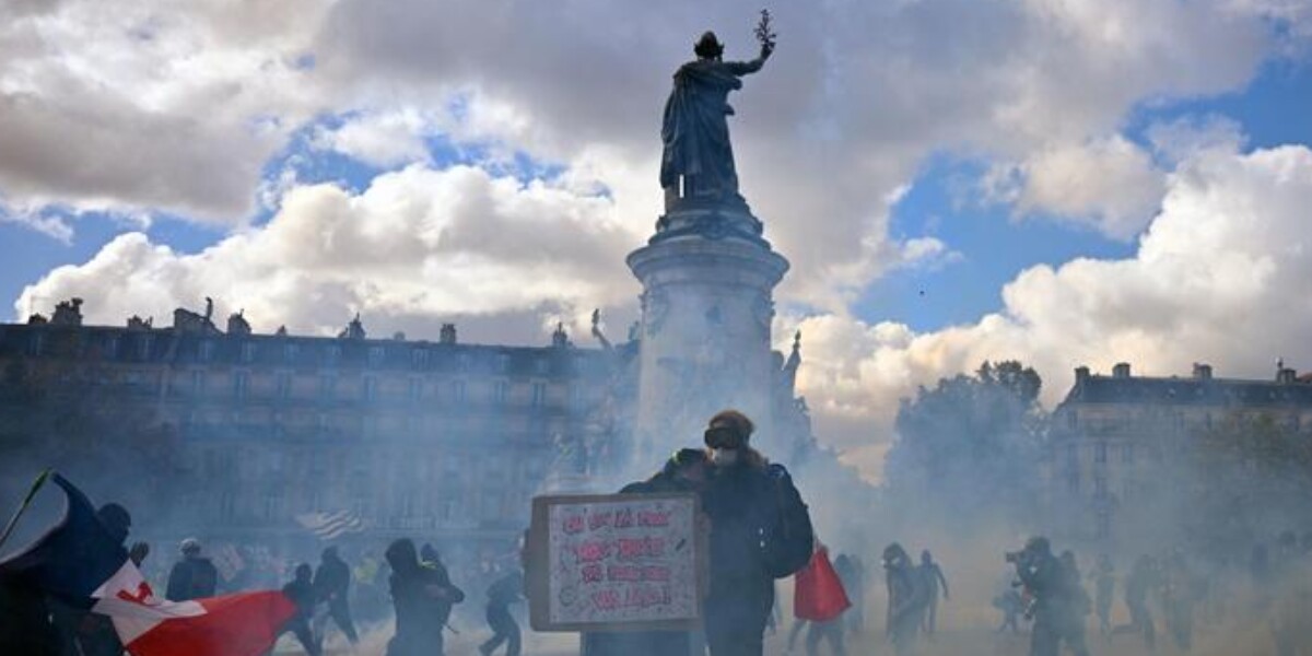 un manifestante perde la mano per una granata della polizia a saint etienne la protesta dilaga scontri e arresti in tutta la francia da Gazzettadelsud.it un manifestante perde la mano per una granata della polizia a saint etienne la protesta dilaga scontri e arresti in tutta la francia