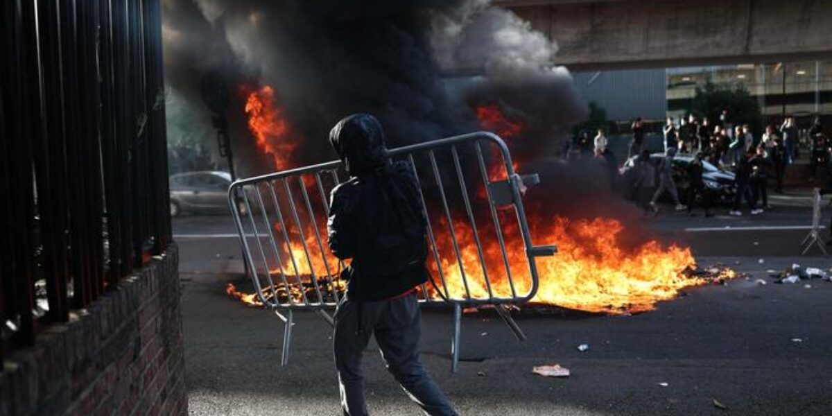 gli studenti incendiano la francia scuole date alle fiamme e duemila fermi da Gazzettadelsud.it gli studenti incendiano la francia scuole date alle fiamme e duemila fermi