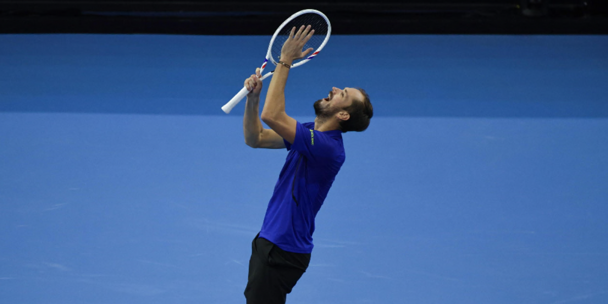 choc a pechino medvedev colpisce uno spettatore ed 232 squalificato djokovic in finale da Gazzettadelsud.it choc a pechino medvedev colpisce uno spettatore ed 232 squalificato djokovic in finale