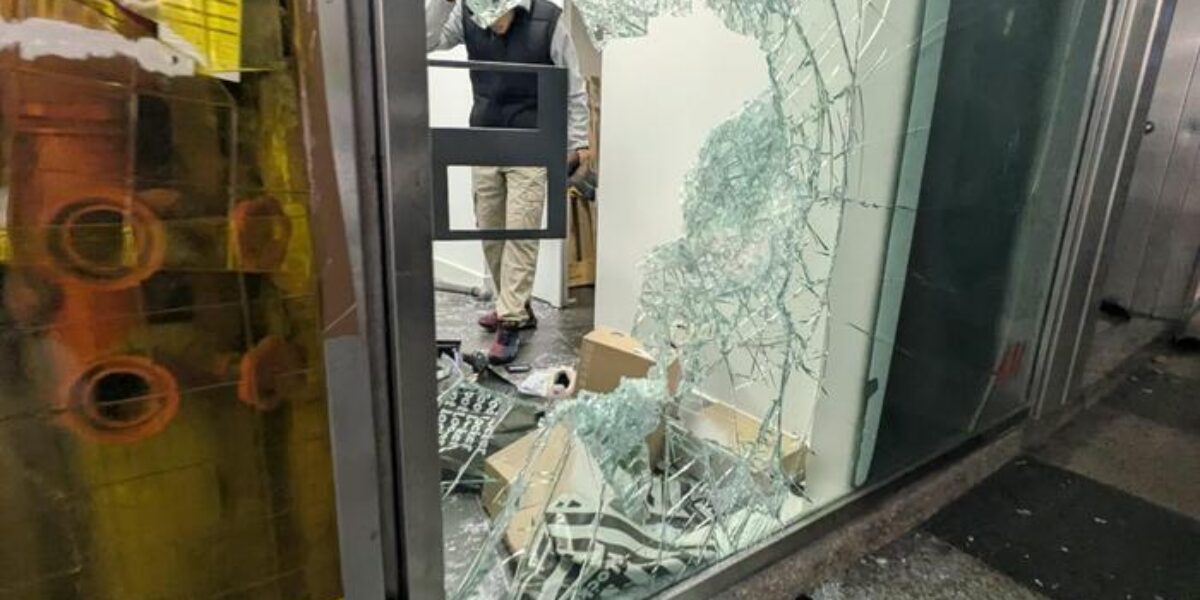 le violenze proseguono giovani di nuovo in piazza a milano sfondano vetrine e un supermercato da Gazzettadelsud.it le violenze proseguono giovani di nuovo in piazza a milano sfondano vetrine e un supermercato