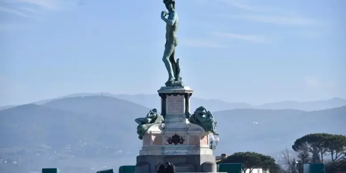 trovata bombola di gas sotto il david di piazzale michelangelo a firenze da Gazzettadelsud.it trovata bombola di gas sotto il david di piazzale michelangelo a firenze