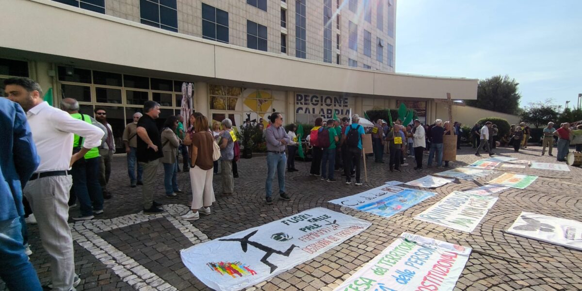 rinnovabili s236 ma non cos236 protesta oggi alla cittadella contro l assalto eolico nel cuore delle serre foto da Gazzettadelsud.it rinnovabili s236 ma non cos236 protesta oggi alla cittadella contro l assalto eolico nel cuore delle serre foto