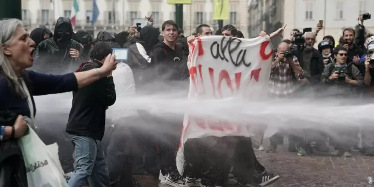 soldi alla scuola e non alla guerra migliaia di studenti in piazza cortei in tutta italia da Gazzettadelsud.it soldi alla scuola e non alla guerra migliaia di studenti in piazza cortei in tutta italia