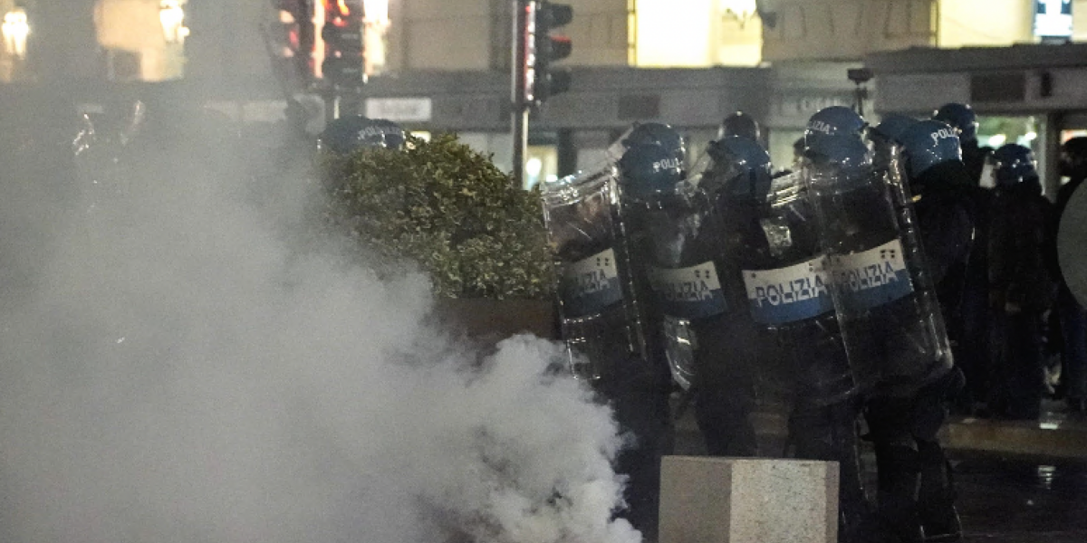 torino proteste contro il caro vita dodici denunciati lanci di bulloni e bottiglie davanti alla prefettura da Gazzettadelsud.it torino proteste contro il caro vita dodici denunciati lanci di bulloni e bottiglie davanti alla prefettura