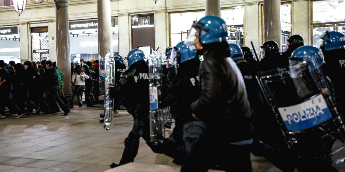 scontri durante i cortei tensioni a roma e torino bottiglie contro la polizia e cariche da Gazzettadelsud.it scontri durante i cortei tensioni a roma e torino bottiglie contro la polizia e cariche
