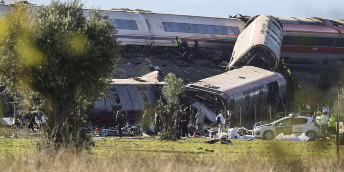 tragedia in spagna almeno 39 morti nello scontro tra due treni alta velocit224 sulla linea madrid siviglia da Gazzettadelsud.it tragedia in spagna almeno 39 morti nello scontro tra due treni alta velocit224 sulla linea madrid siviglia