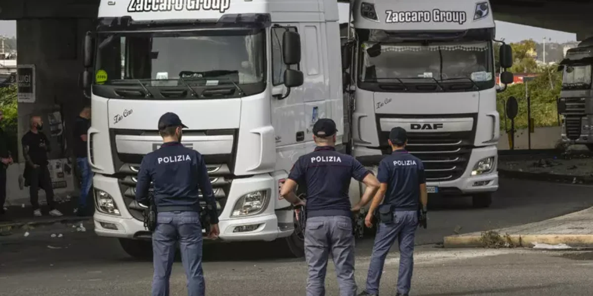 rimossi nella notte i blocchi stradali dei tir anche in campania da Gazzettadelsud.it rimossi nella notte i blocchi stradali dei tir anche in campania