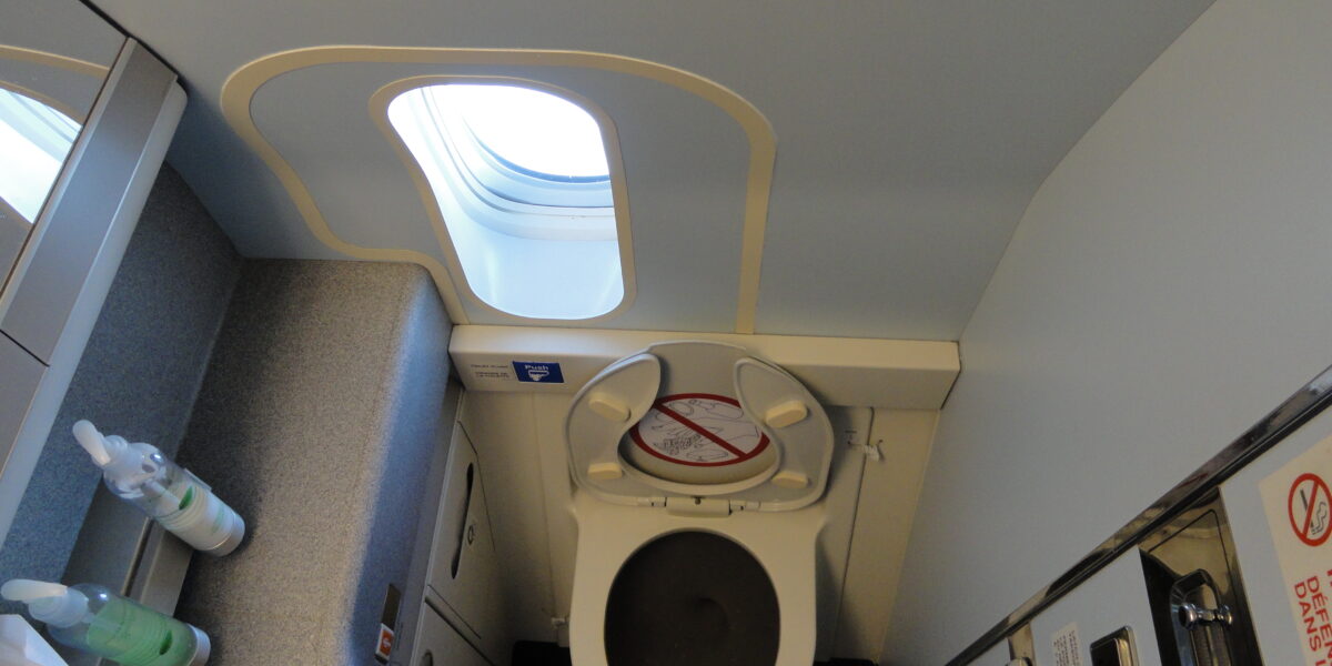fuma nel bagno dell8217aereo e fa scattare l8217allarme multa da 2064 euro a catania da Gazzettadelsud.it fuma nel bagno dell8217aereo e fa scattare l8217allarme multa da 2064 euro a catania