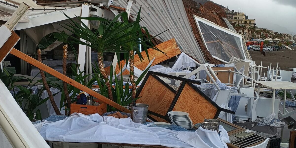 tromba marina a letojanni scoperchiato uno stabilimento balneare il tetto finisce in strada foto da Gazzettadelsud.it tromba marina a letojanni scoperchiato uno stabilimento balneare il tetto finisce in strada foto