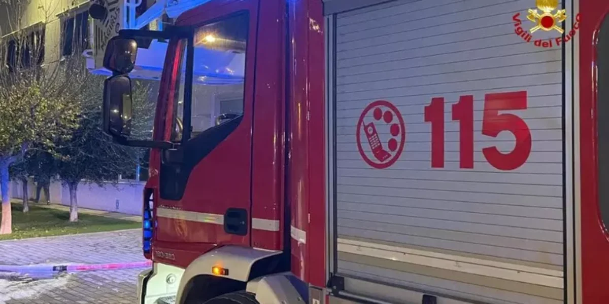 palazzina a fuoco nel salernitano 80 famiglie sgomberate e 15 persone in ospedale da Gazzettadelsud.it palazzina a fuoco nel salernitano 80 famiglie sgomberate e 15 persone in ospedale